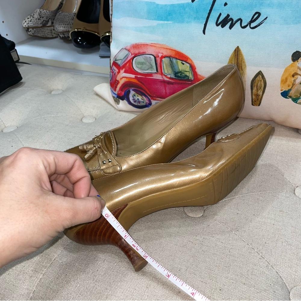 Stuart Weitzman moccasin pump Gold leather Heels Size 8W Women'S - Picture 8 of 10